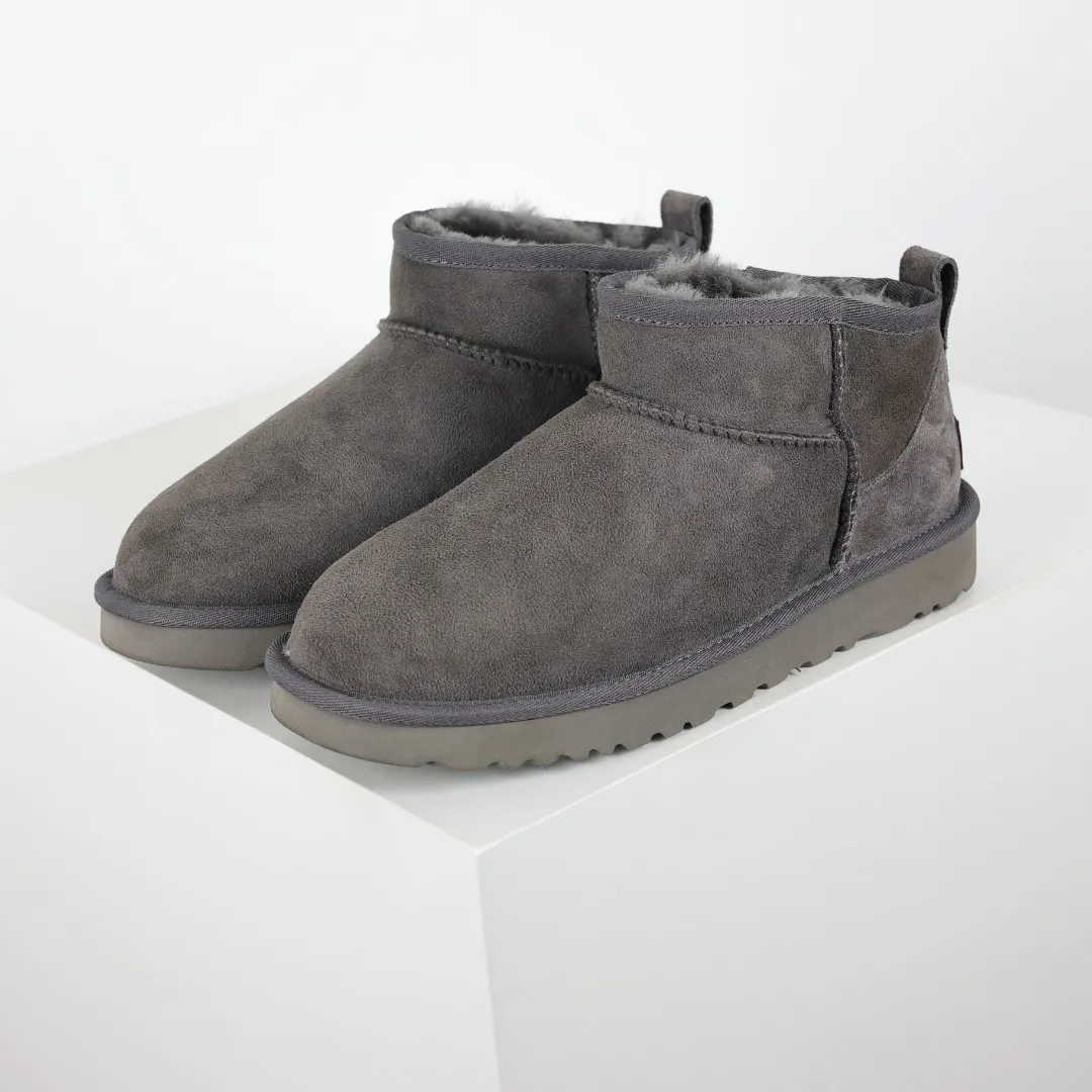 Pick up locally 💰520 Core recommendation Good price It is a very suitable choice for keeping warm in winter and at home. In the new year, uug launched a series of styles, which are partial to the preferences of young consumers and have also moved to the forefront of fashion trends. Shoe body material Water-repellent coated suede upper 17mm UGGPURE™ implantable wool insole Lightweight non-slip comfortable rubber outsole With brand LOGO trademark Comes with a full set of packaging Size: 35 36 37 38 39 40 41 42 43 44